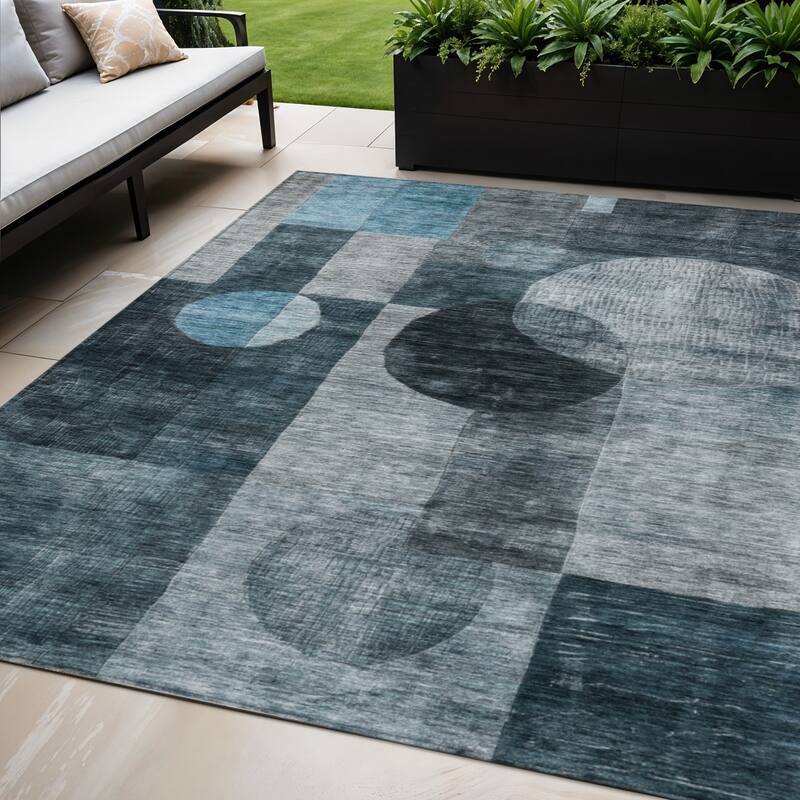 HomeRoots Geometric Transitional Rectangle Outdoor Rug - 5' X 8'