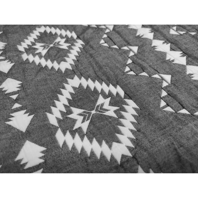 DESIGN STUDIO Desert Stripe Dark Grey Soft Matelasse Jacquard Quilt Set