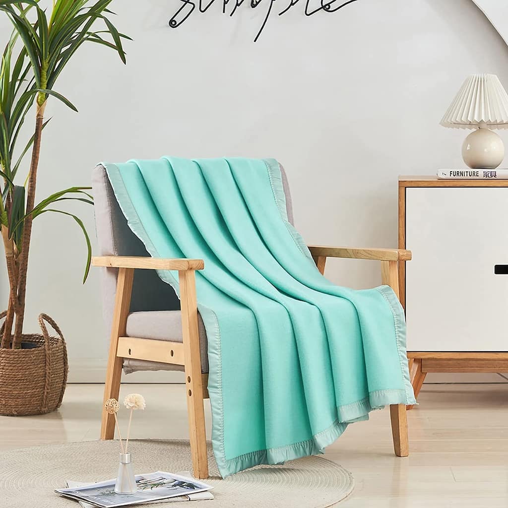 Soft Fleece Throw, Plush Soft Cozy Warm Fleece Bed Blanket