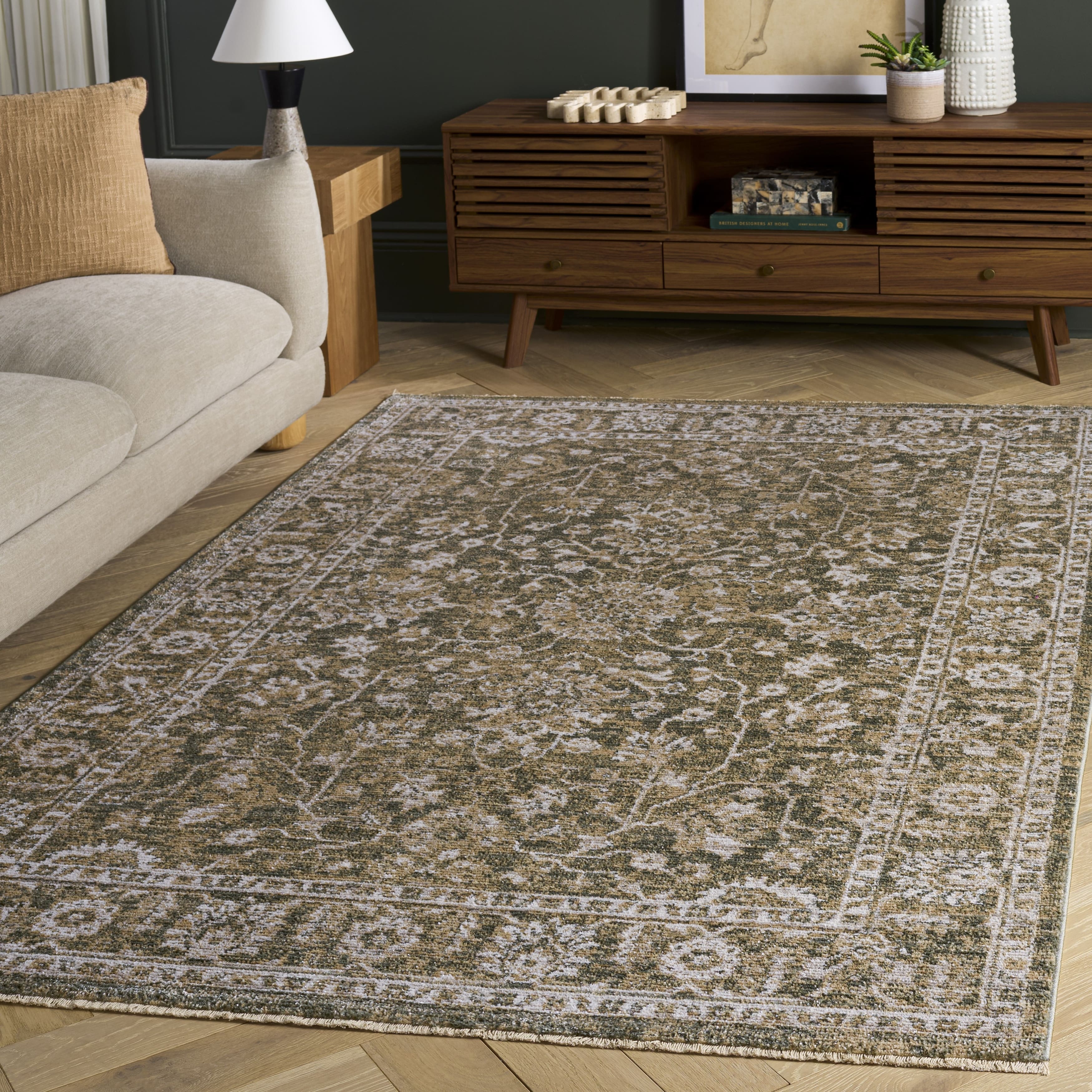 SAFAVIEH Hazel Vula Traditional Oriental Rug