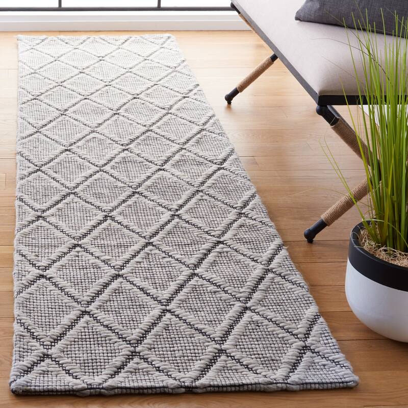 SAFAVIEH Handmade Marbella Gotelinde Wool Rug - 2'3" x 9' Runner - Light Grey/Black