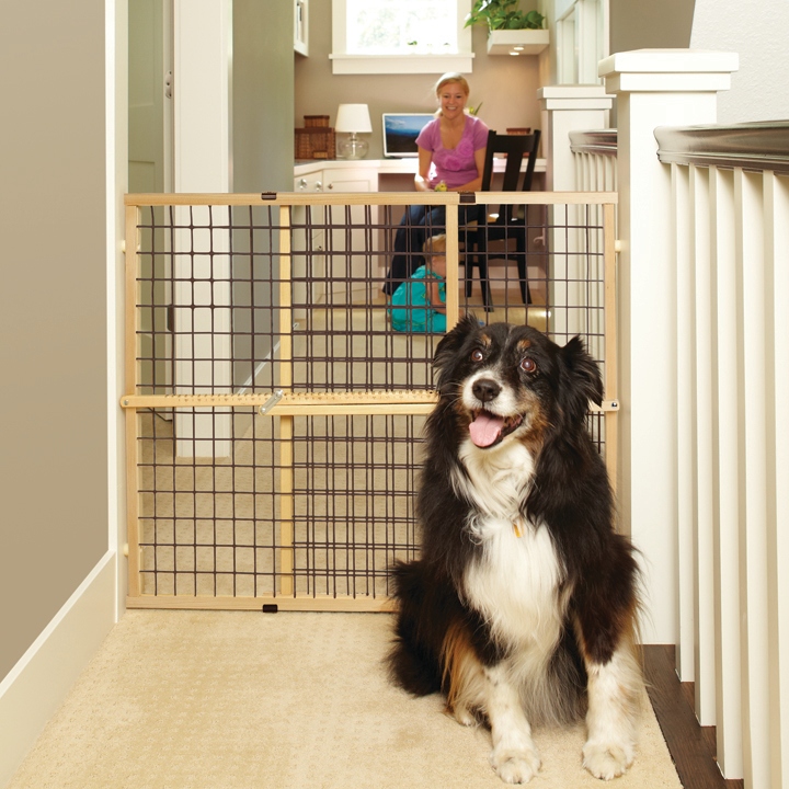 Extra wide outlet expandable pet gate