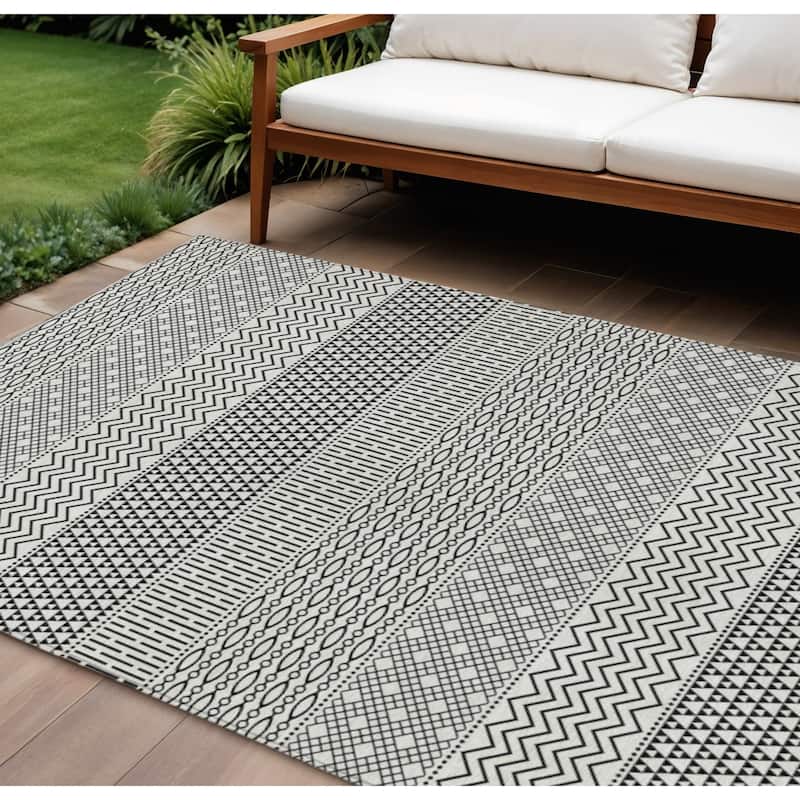 HomeRoots Chevron Modern Rectangle Outdoor Rug - 10' X 14'