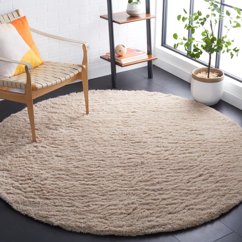 SAFAVIEH Handmade Casablanca Shag Ceferina Wool Rug - 6' Round - Beige