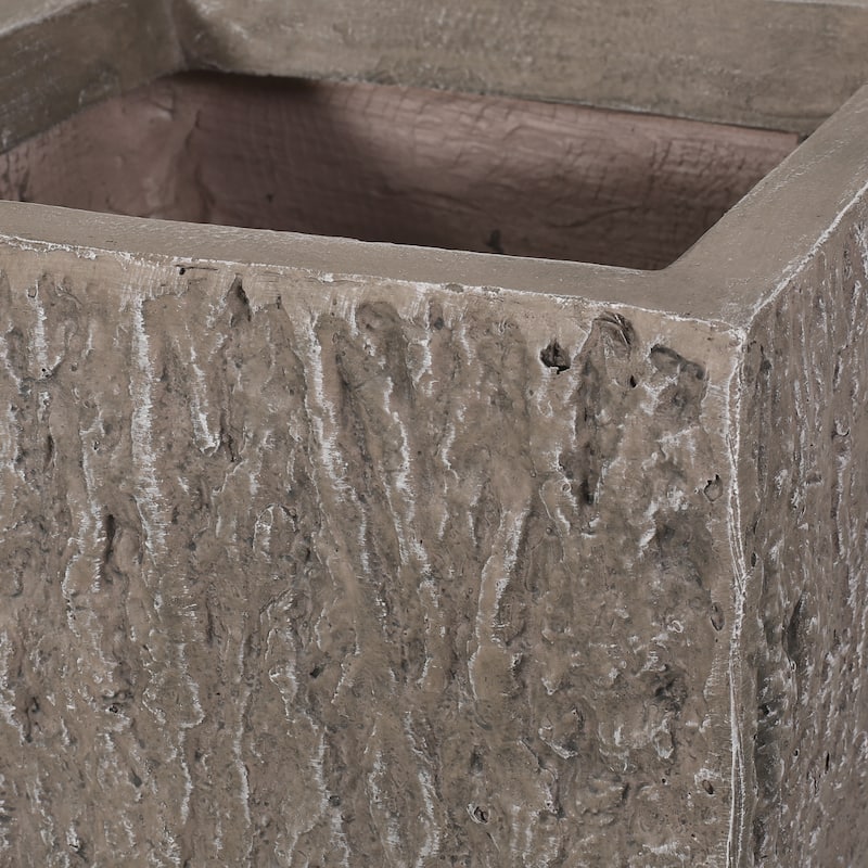 Flower pot，PLANTER，This garden urn planter allows for variation in height in your garden area