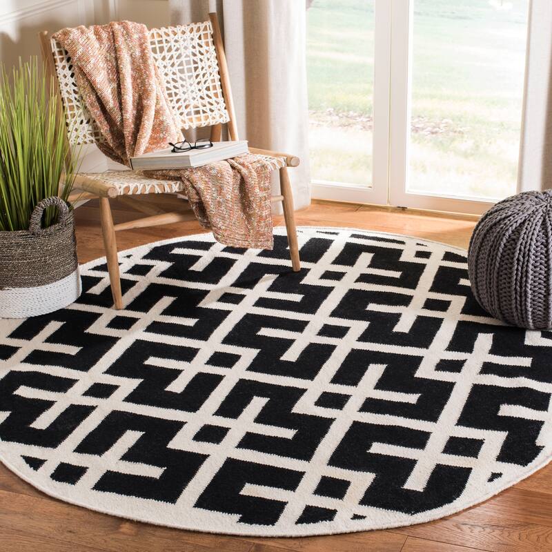 SAFAVIEH Handmade Flatweave Dhurries Eildine Modern Moroccan Wool Rug - 8' Round - Black/Ivory