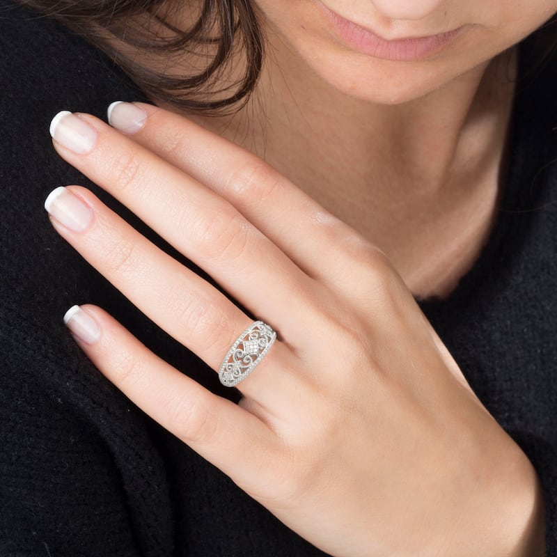 1/5ct TDW Diamond Vintage Style Fashion Ring in 10k white gold for Women - White H-I