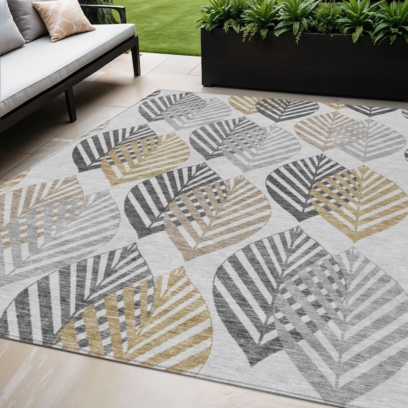 HomeRoots Floral Transitional Rectangle Outdoor Rug - 5' X 8'