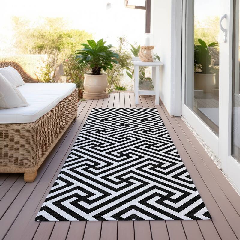 Machine Washable Indoor/ Outdoor Chantille Modern Geo Rug - Black - 2'3" x 7'6"