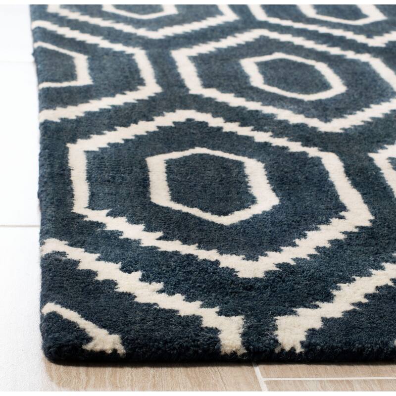 SAFAVIEH Handmade Himalaya Geranium Leaf Modern Wool Rug