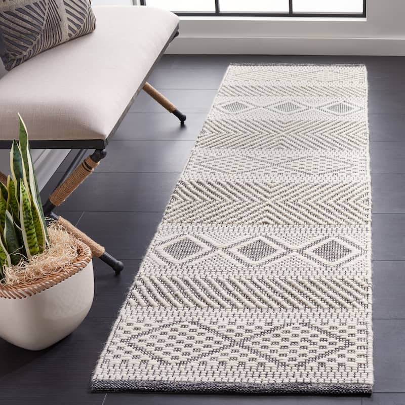 SAFAVIEH Handmade Vermont Sharonda Wool Rug - 2'3" x 8' Runner - Ivory/Black