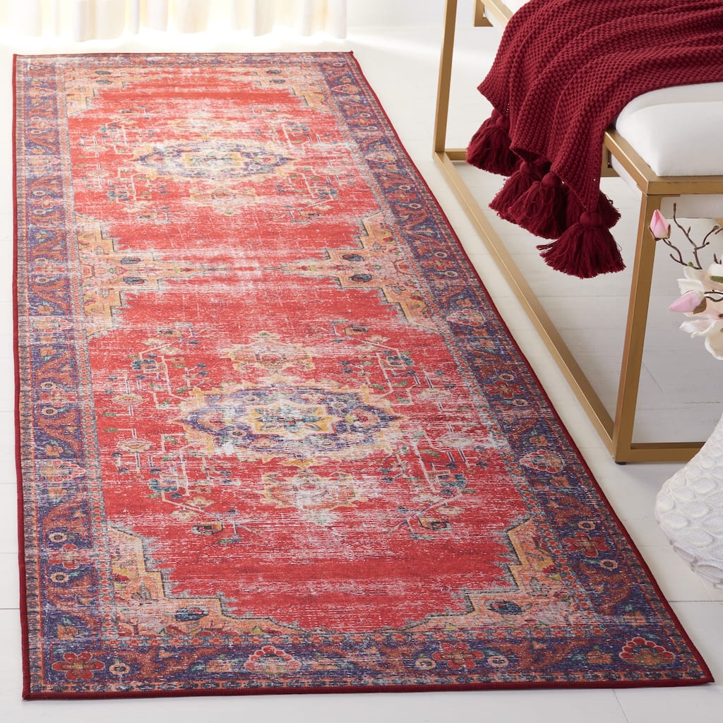 SAFAVIEH Tucson Machine Washable Slip Resistant Khulud Traditional Rug