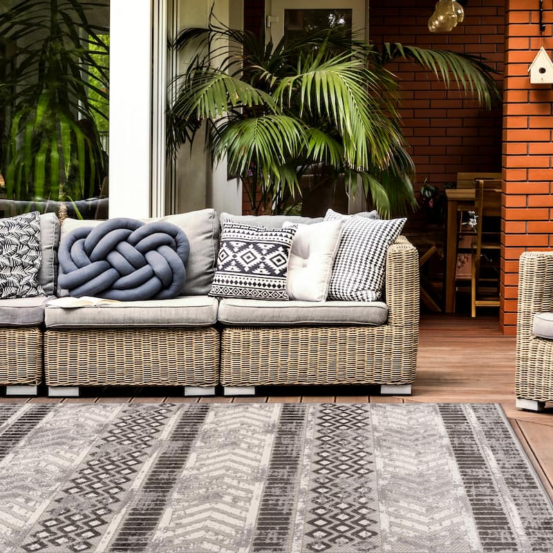 World Rug Gallery Distressed Geometric Indoor/Outdoor Area Rug - 7' 10" x 10' - Gray