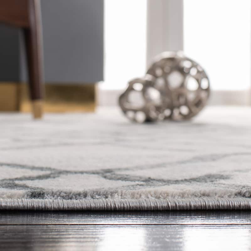 SAFAVIEH Isabella Bethany Trellis Distressed Rug