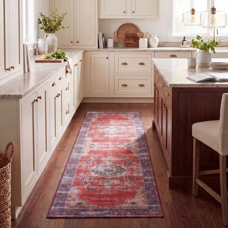 SAFAVIEH Tucson Machine Washable Slip Resistant Khulud Traditional Rug