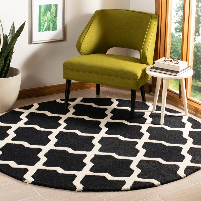 SAFAVIEH Handmade Cambridge Eirny Moroccan Trellis Wool Rug - 6' Round - Black/Ivory