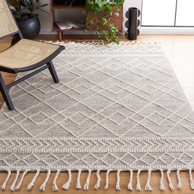 SAFAVIEH Handmade Natura Perunika Wool Braided Tassel Rug