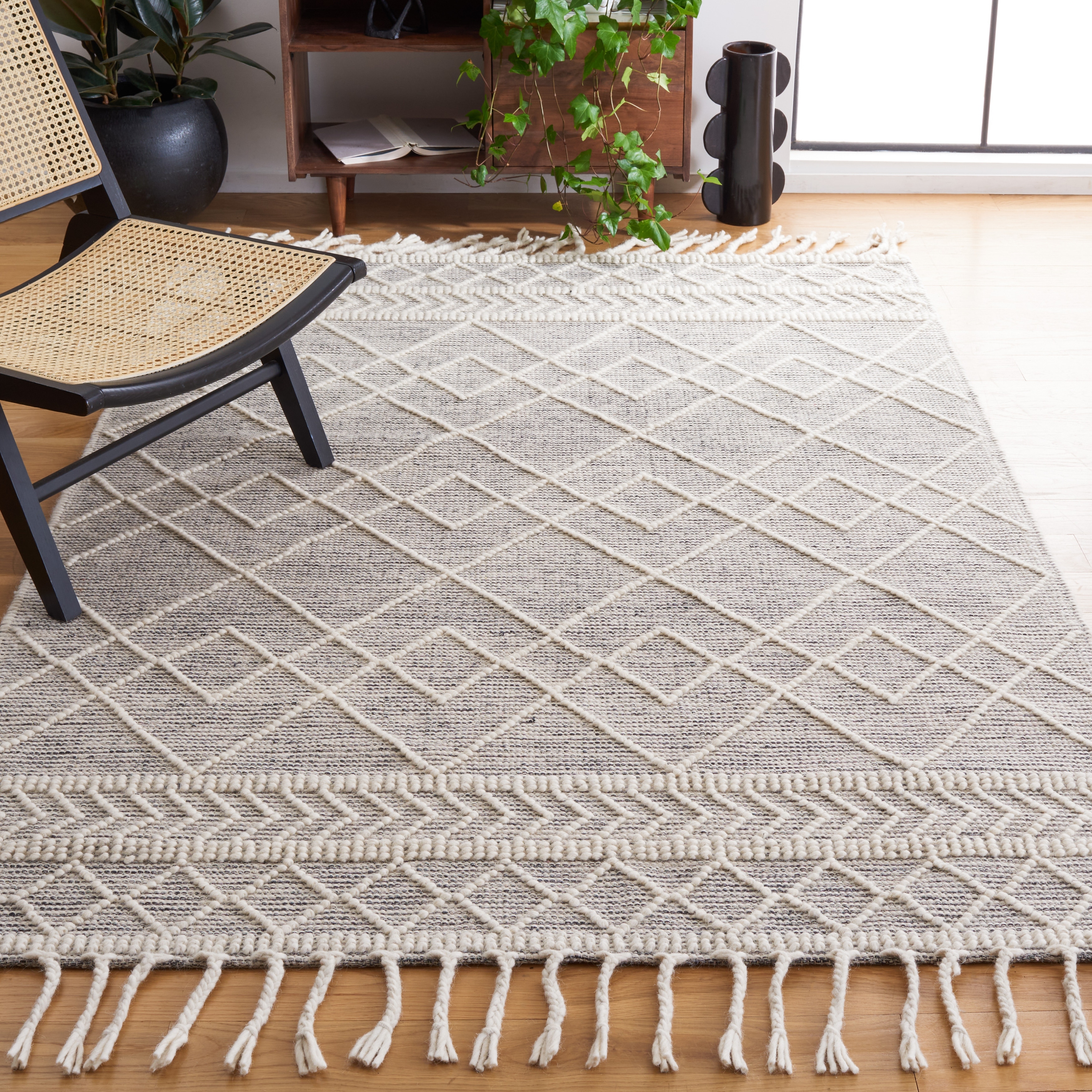 SAFAVIEH Handmade Natura Perunika Wool Braided Tassel Rug
