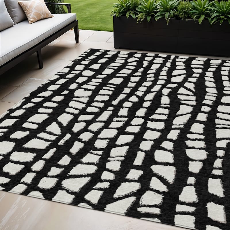HomeRoots Abstract Transitional Rectangle Outdoor Rug - 5' X 8'
