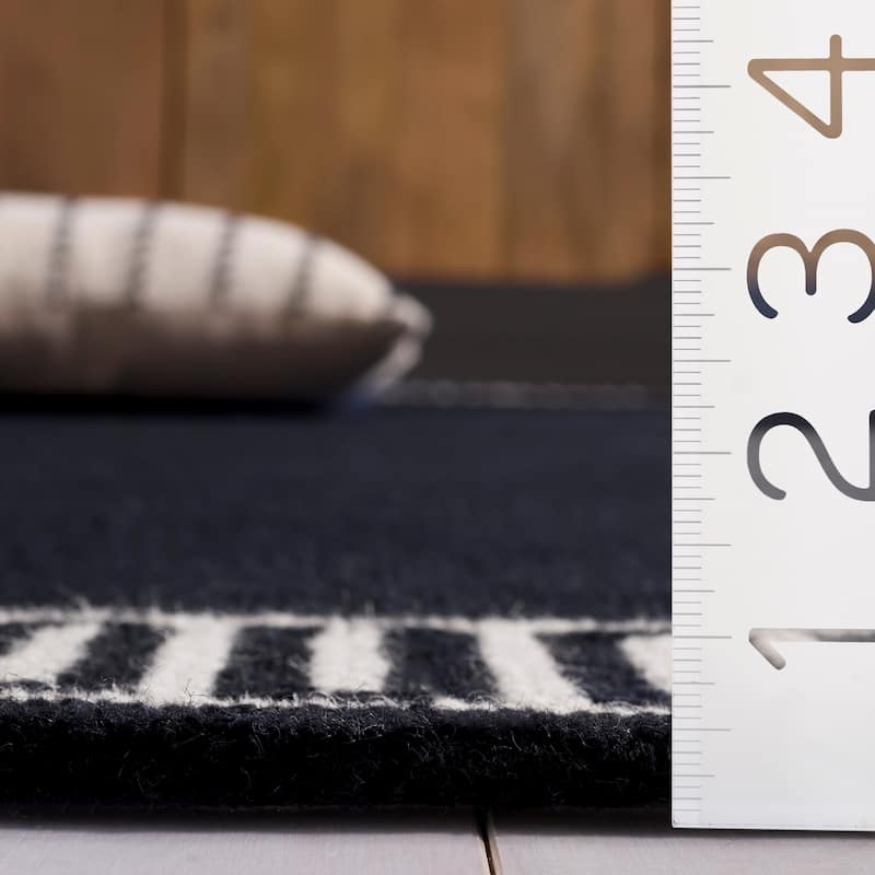 SAFAVIEH Handmade Metro Aneta Wool Rug