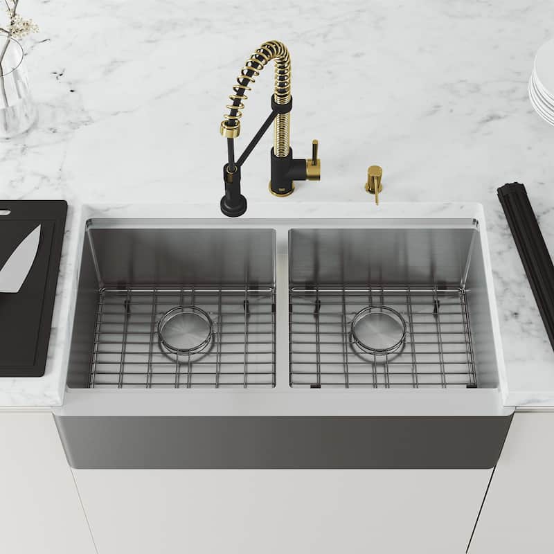 VIGO Edison 19" H Single Handle Pull-Down Sprayer Kitchen Faucet