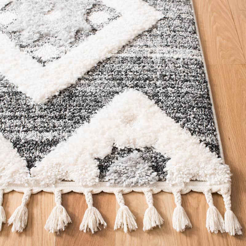 SAFAVIEH Moroccan Tassel Shag Nanke 2-inch Thick Rug - 4' x 6' - Grey/Ivory