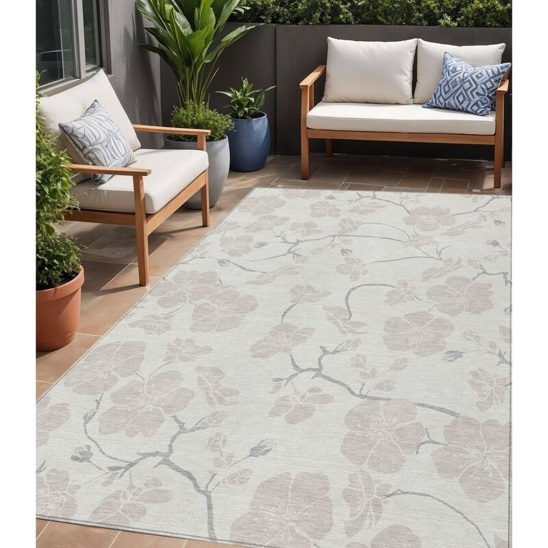 HomeRoots Floral Transitional Rectangle Outdoor Rug - 5' X 8'