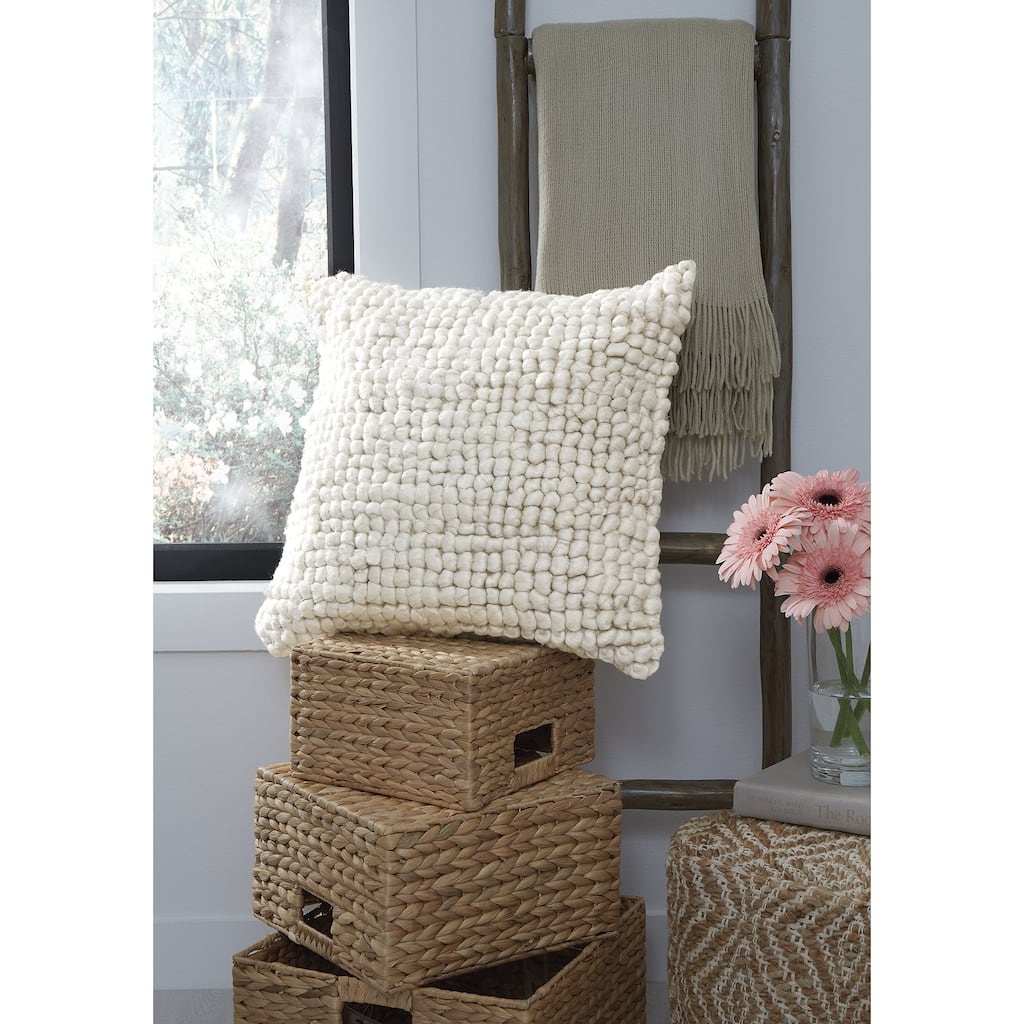 Signature Design by Ashley Aavie White Pillow (Set of 4)