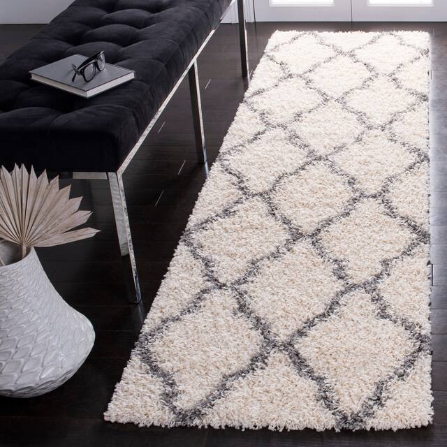 SAFAVIEH Dallas Shag Giusy Trellis 1.5-inch Thick Rug - 2'3" x 6' Runner - Ivory/Grey
