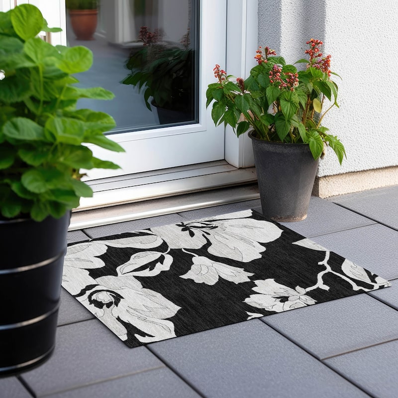 Machine Washable Indoor/ Outdoor Chantille Floral Rug - Black - 1'8" x 2'6"