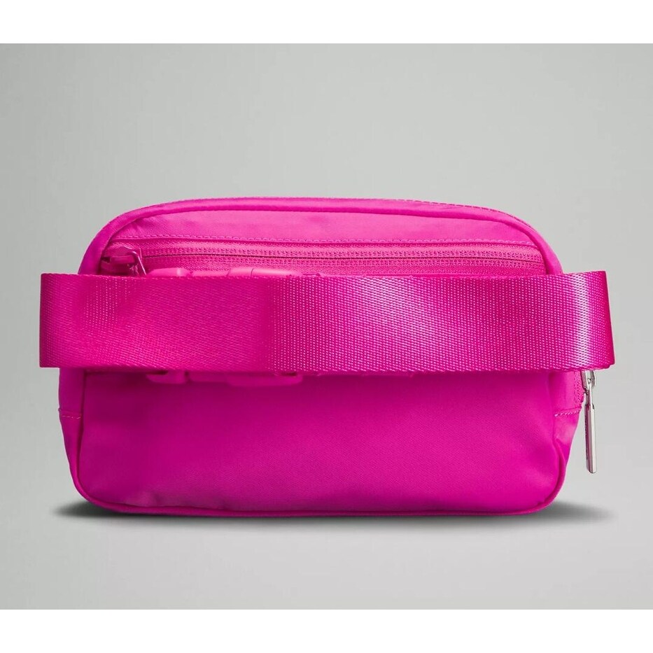 Lululemon Everywhere Belt Bag 1L 7.5 x 2 x 5 Sonic Pink - Bed