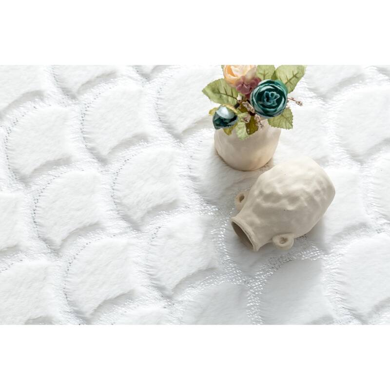 Chryso Collection Faux Fur Rug with Foil