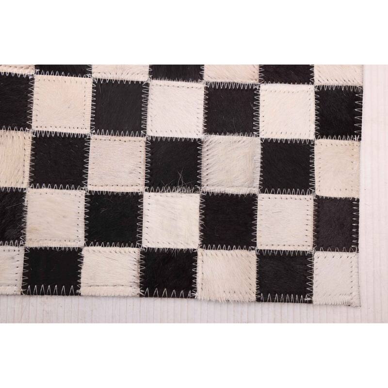 ECARPETGALLERY Handmade Cowhide Patchwork Black, Cream Leather Rug - 4'0 x 6'0