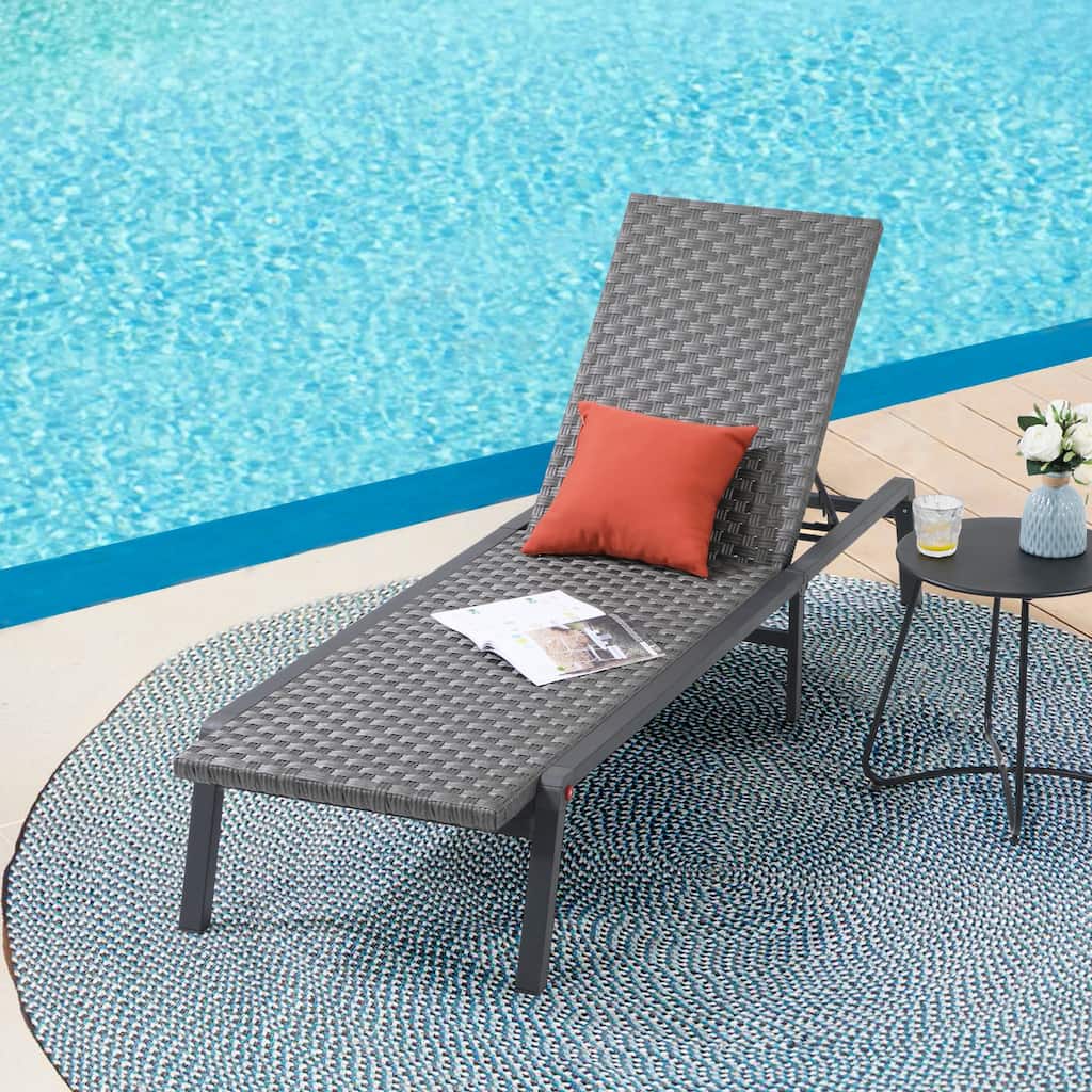 Outdoor Wicker Chaise Lounge Foldable Recliner