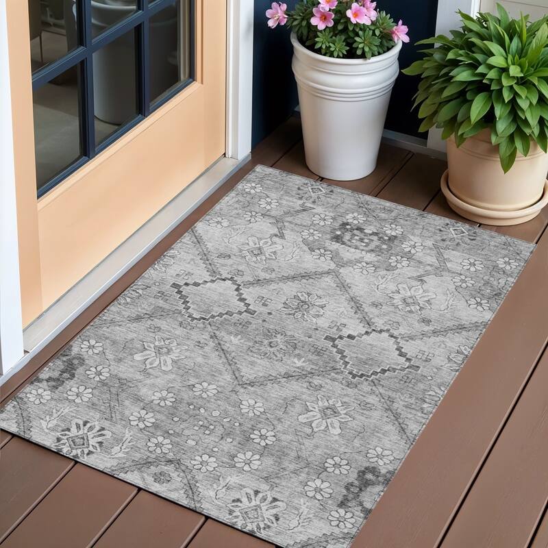 HomeRoots Floral Transitional Rectangle Outdoor Rug - 3' x 5'