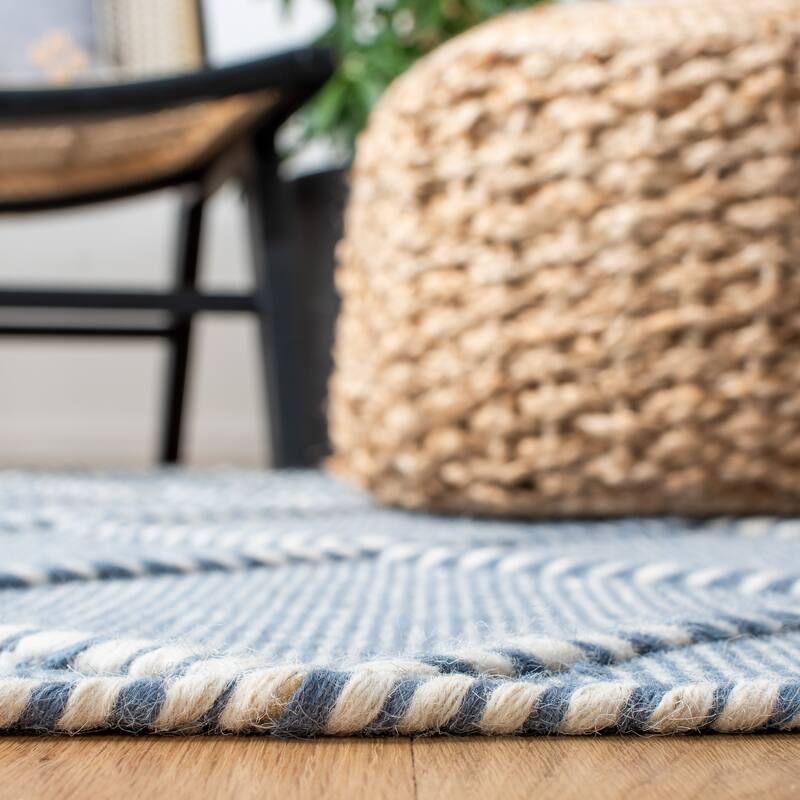 SAFAVIEH Handmade Casablanca Caty Moroccan Wool Tassel Rug