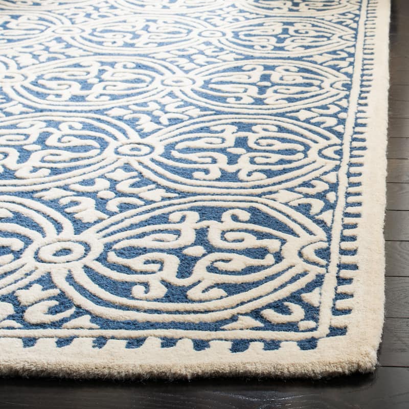 SAFAVIEH Handmade Cambridge Myrtis Moroccan Wool Rug