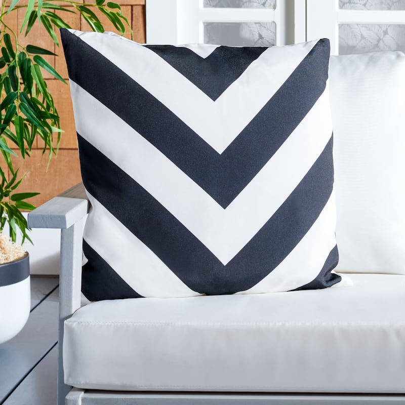 SAFAVIEH Branwen Chevron Outdoor 18-inch Accent Throw Pillow - Black - 18Wx18L