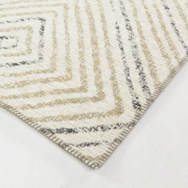 Lurie Geometric Diamond Indoor/Outdoor Area Rug