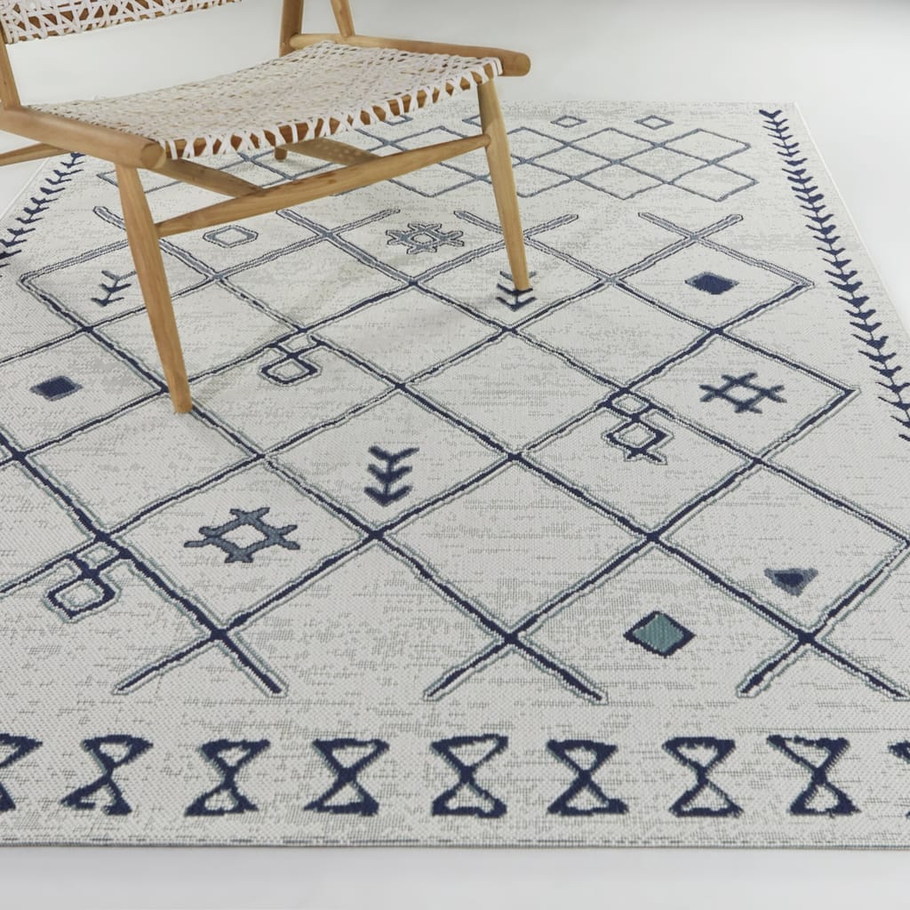 Dorantes Diamond Trellis Indoor/Outdoor Area Rug