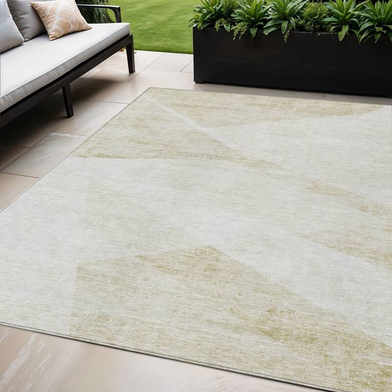 HomeRoots Abstract Transitional Rectangle Outdoor Rug - 5' X 8'