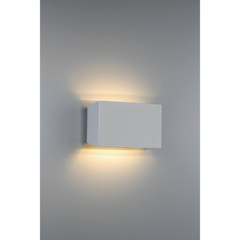 Amora Bi-Directional Wide Outdoor LED Wall Mount Light.