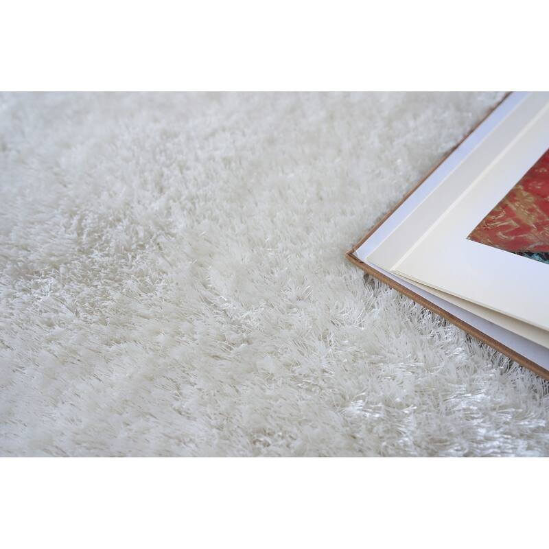 EXQUISITE RUGS Luxe Shag Power-loomed Polyester/Microfiber Ivory Area Rug.
