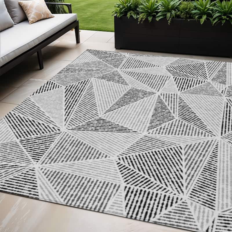 HomeRoots Geometric Transitional Rectangle Outdoor Rug - 5' X 8'