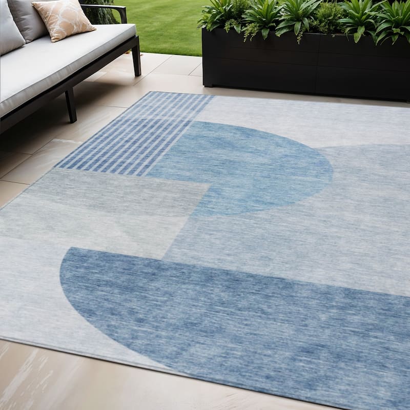 HomeRoots Geometric Transitional Rectangle Outdoor Rug - 5' X 8'