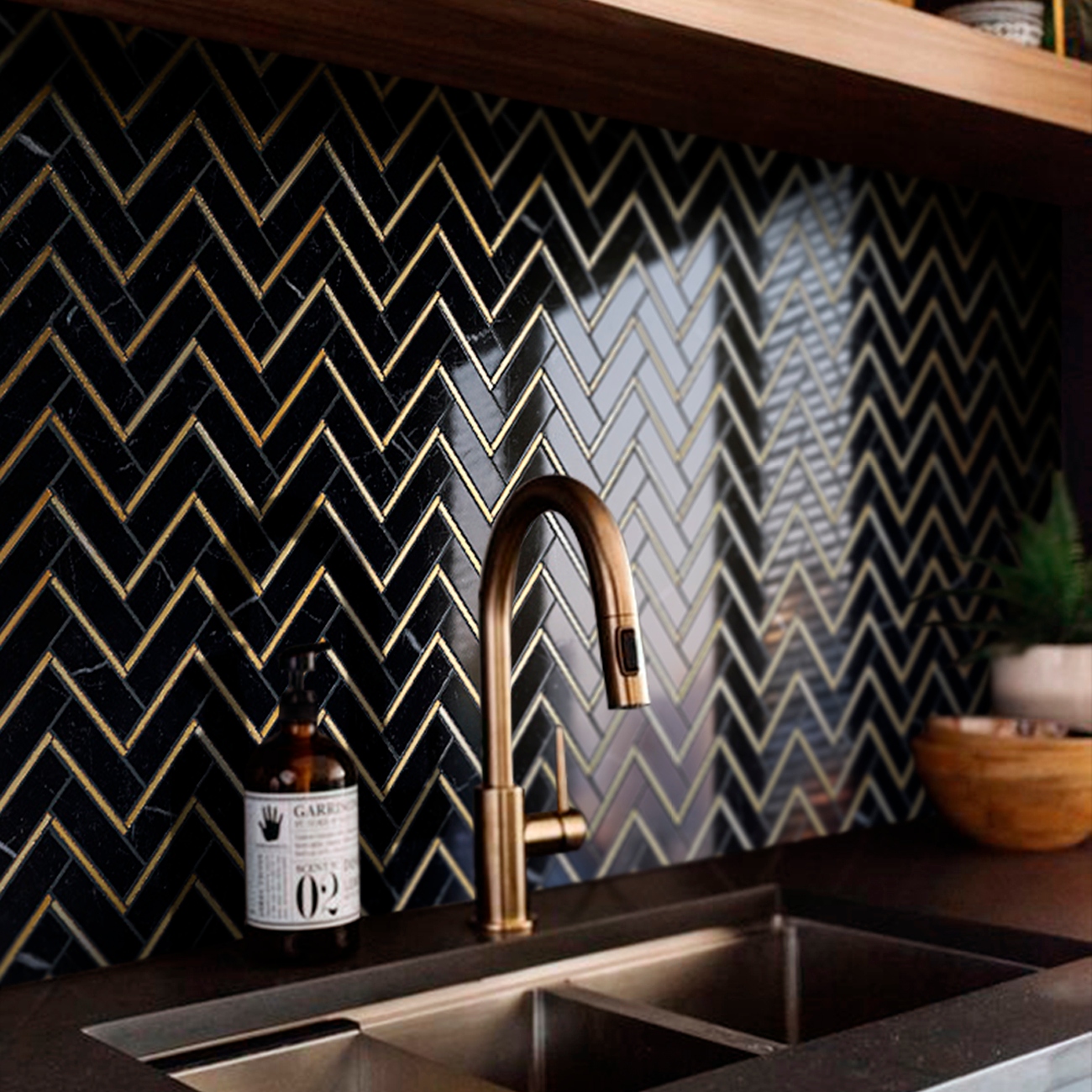 Society6 ケース Black & Gold Glitter Herringbone Chevron tuscan-glass-natural-nero-