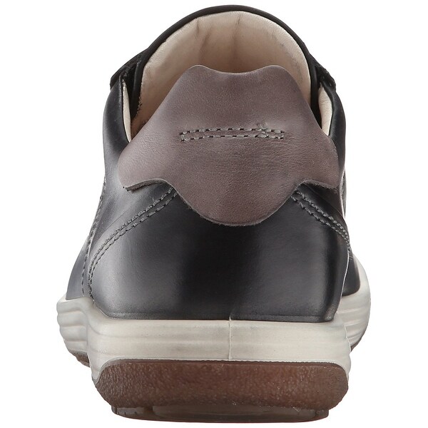 ecco chase sneaker