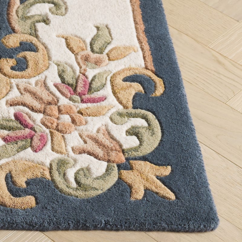 SAFAVIEH Handmade Aubusson Hale Traditional Wool Rug.