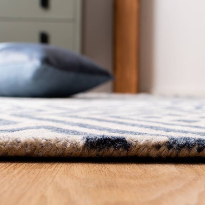 SAFAVIEH Handmade Micro-Loop Hanneli Wool Rug