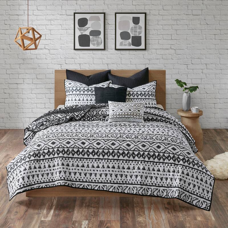 Intelligent Design Cora 7 Piece Reversible Cotton Quilt Set with Euro Shams and Thrwo Pillows